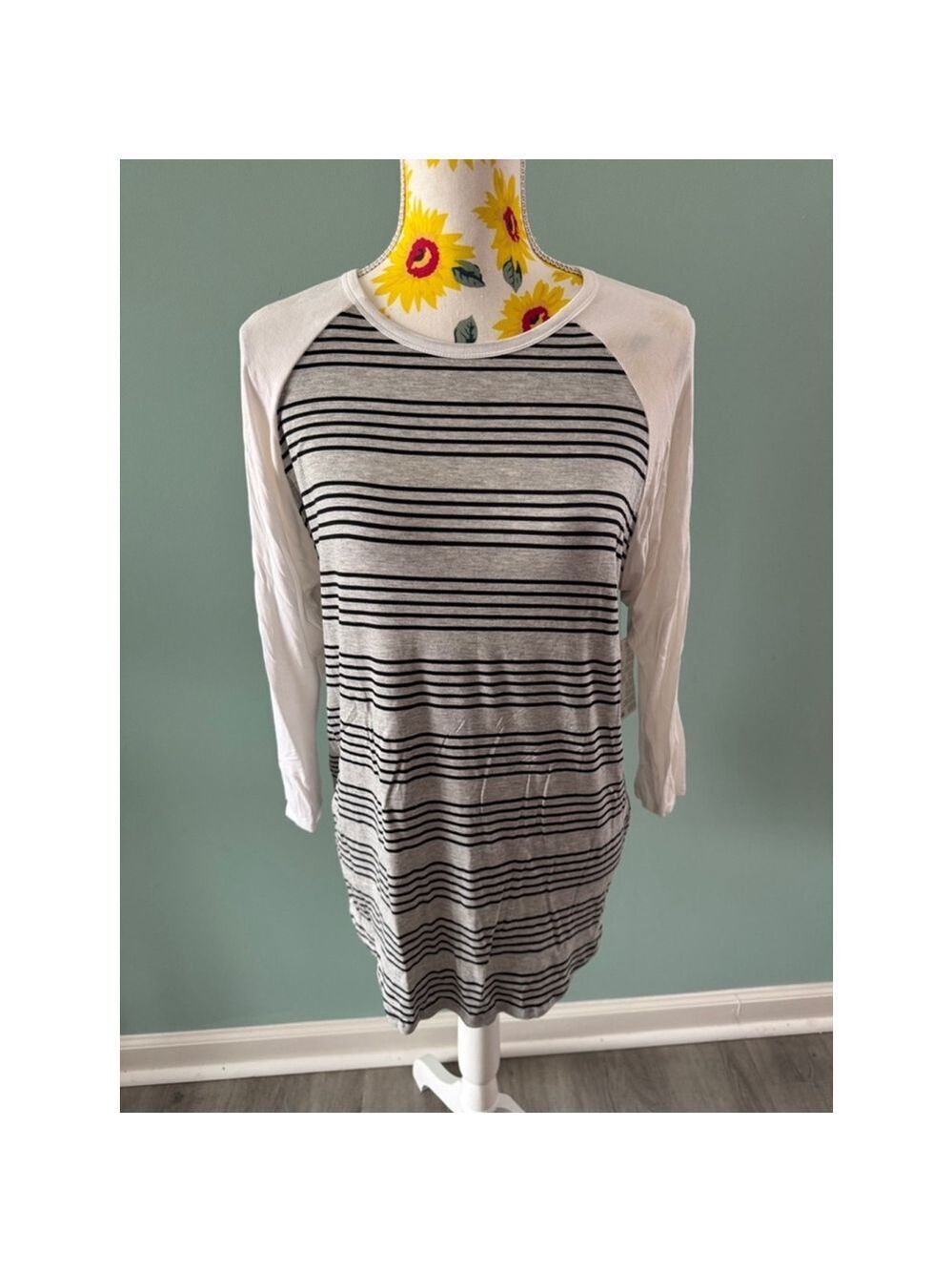 Women's LuLaRoe Randy Top Size L Gray Striped Baseball Tee